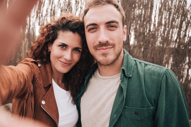 front-view-couple-taking-selfie_23-2148243265 ζευγαρι testomonials